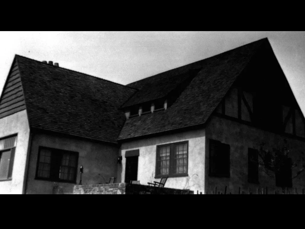 A black and white photograph of the Arthur Thompson House under construction in 1928.