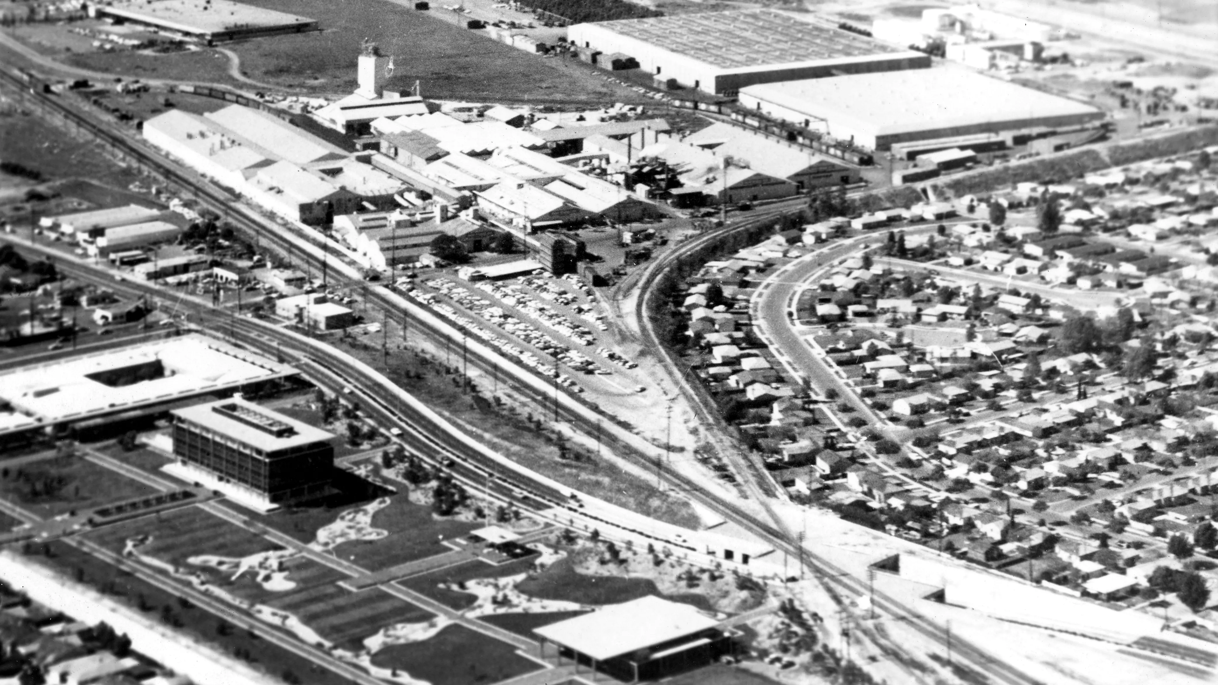 A black and white aerial view photograph of the Hunt Library and Headquarters in 1967.
