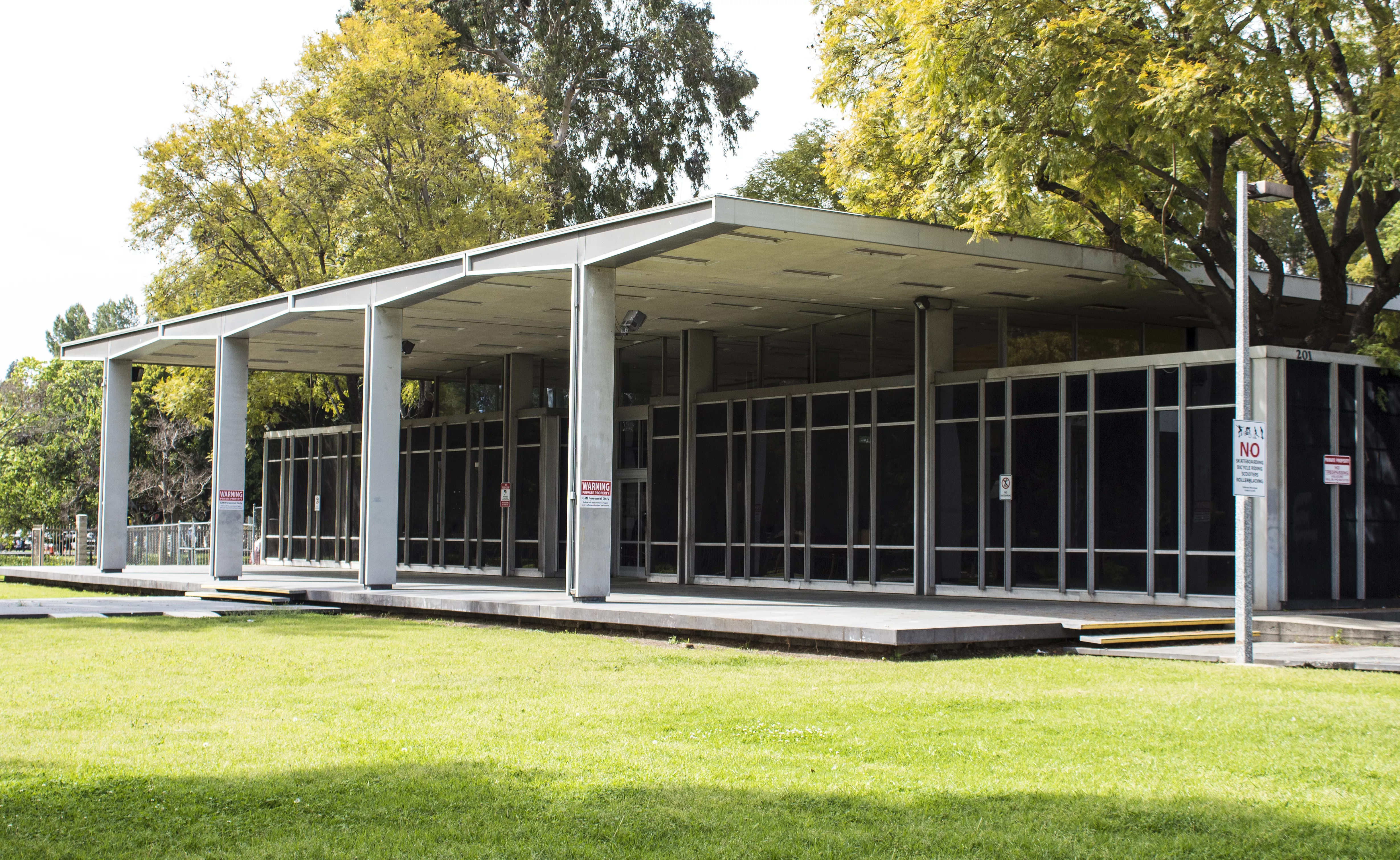 A colored photo of the Hunt Library in 2018.