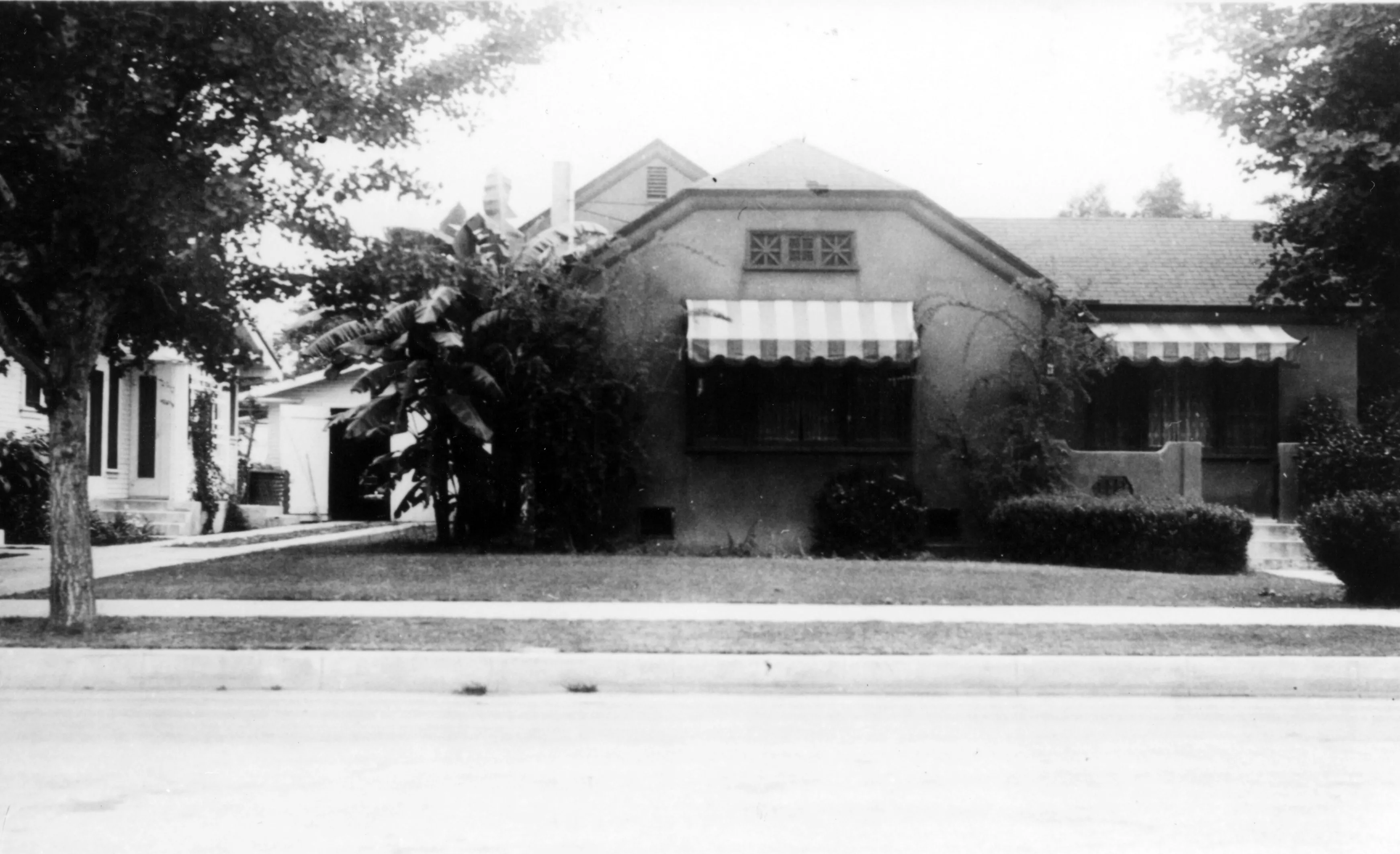 A black and white photograph of the front exterior of the James Naylor - Tom &amp; Kate Dalton House in 1940.