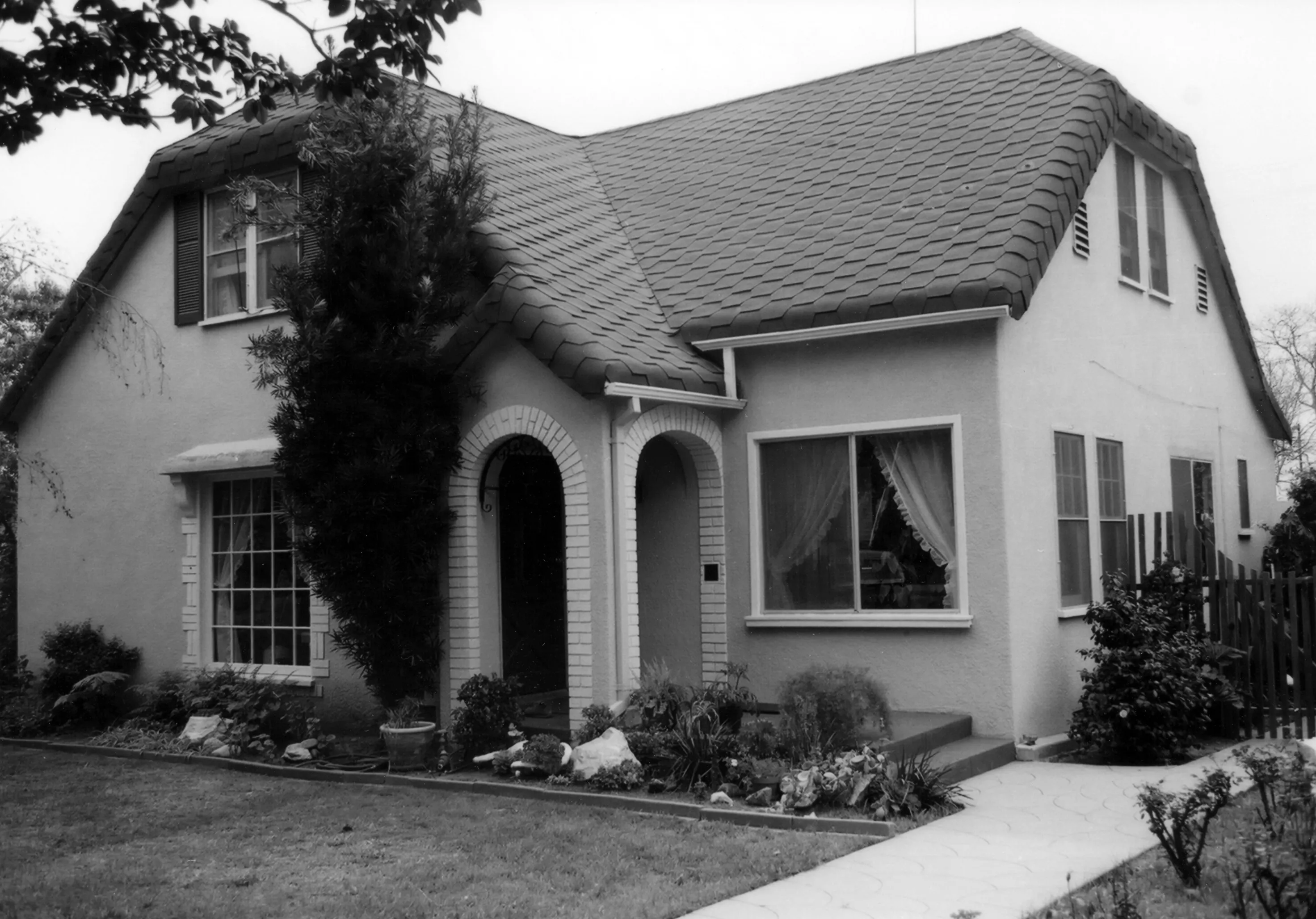 A black and white photograph of the Earl Dysinger - Charles Schugt House for the Historical Building Survey in 1978.