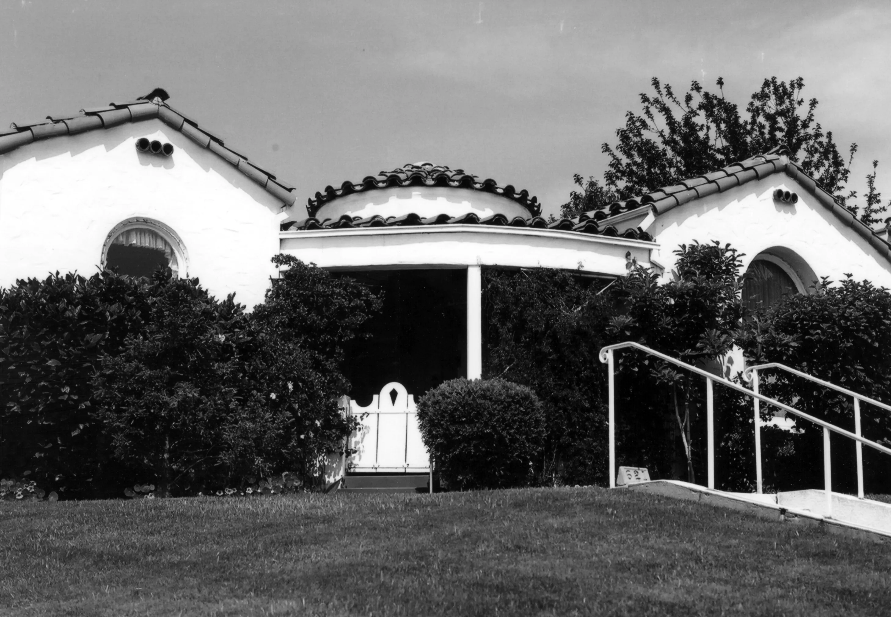 A black and white photograph of the Harry Suters House for the Historical Building Survey in 1978.