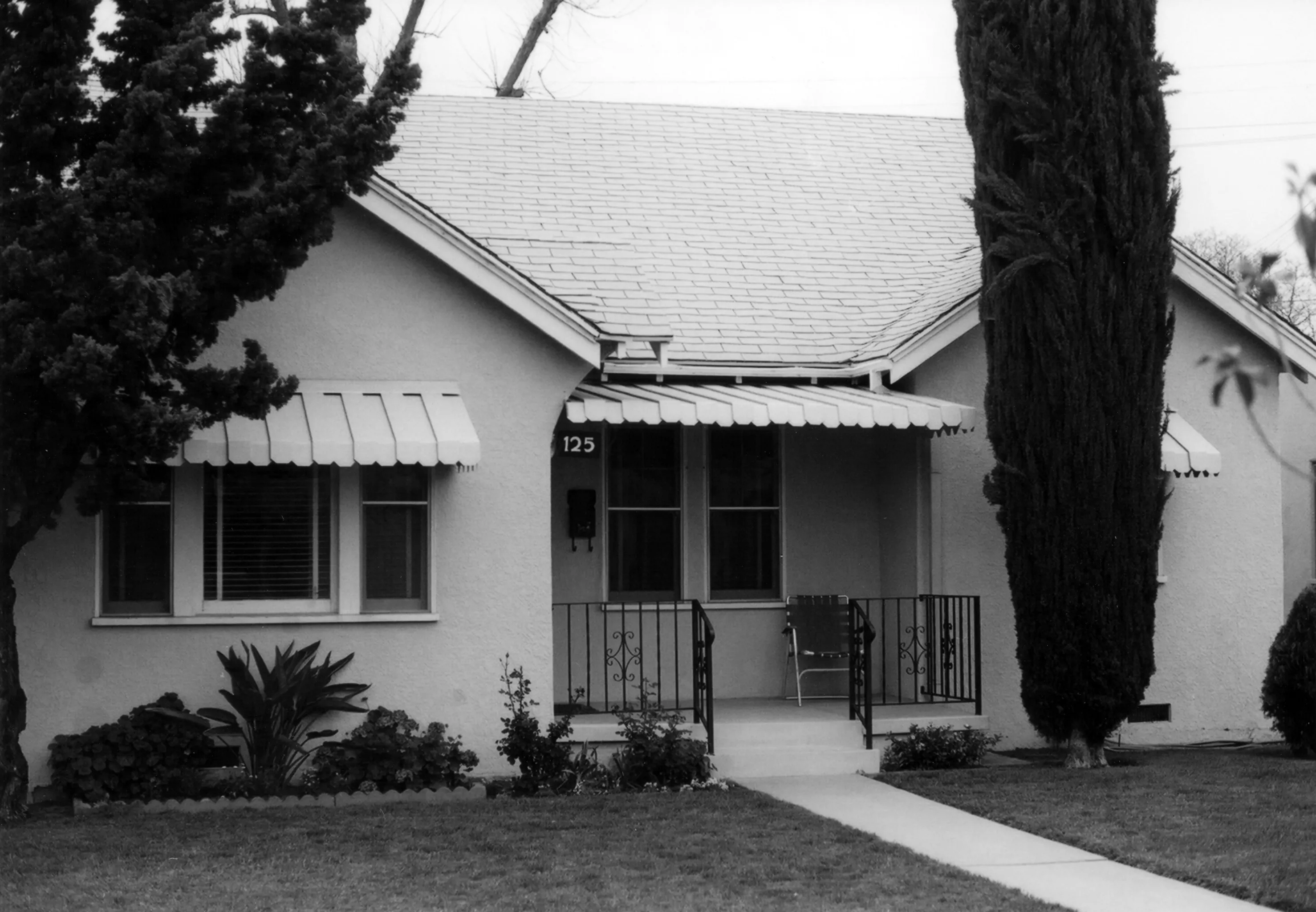 A black and white photograph of the Dell Trook House for the Historical Building Survey in 1978.