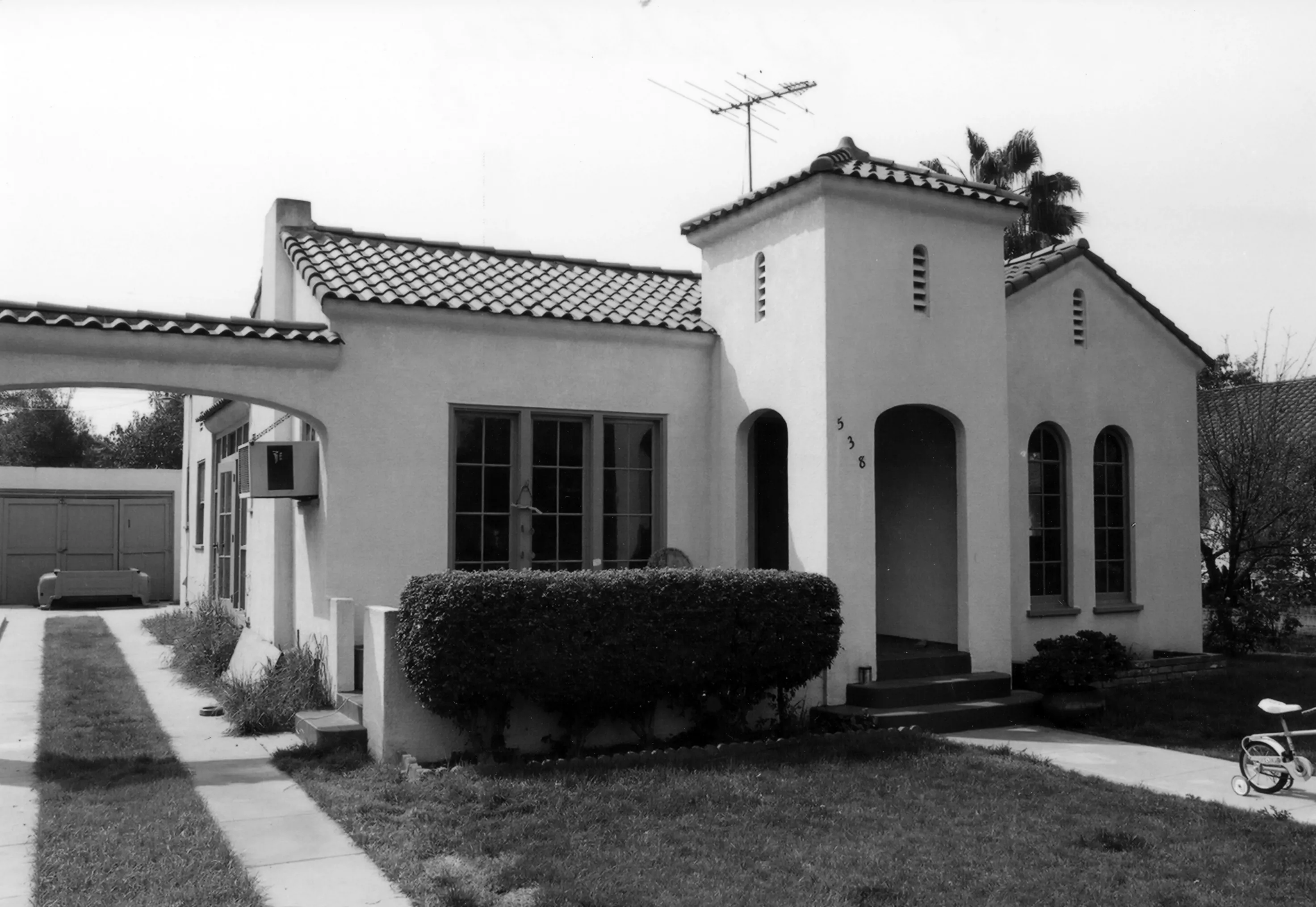 A black and white photograph of the William N. Rollo House for the Historical Building Survey in 1978.