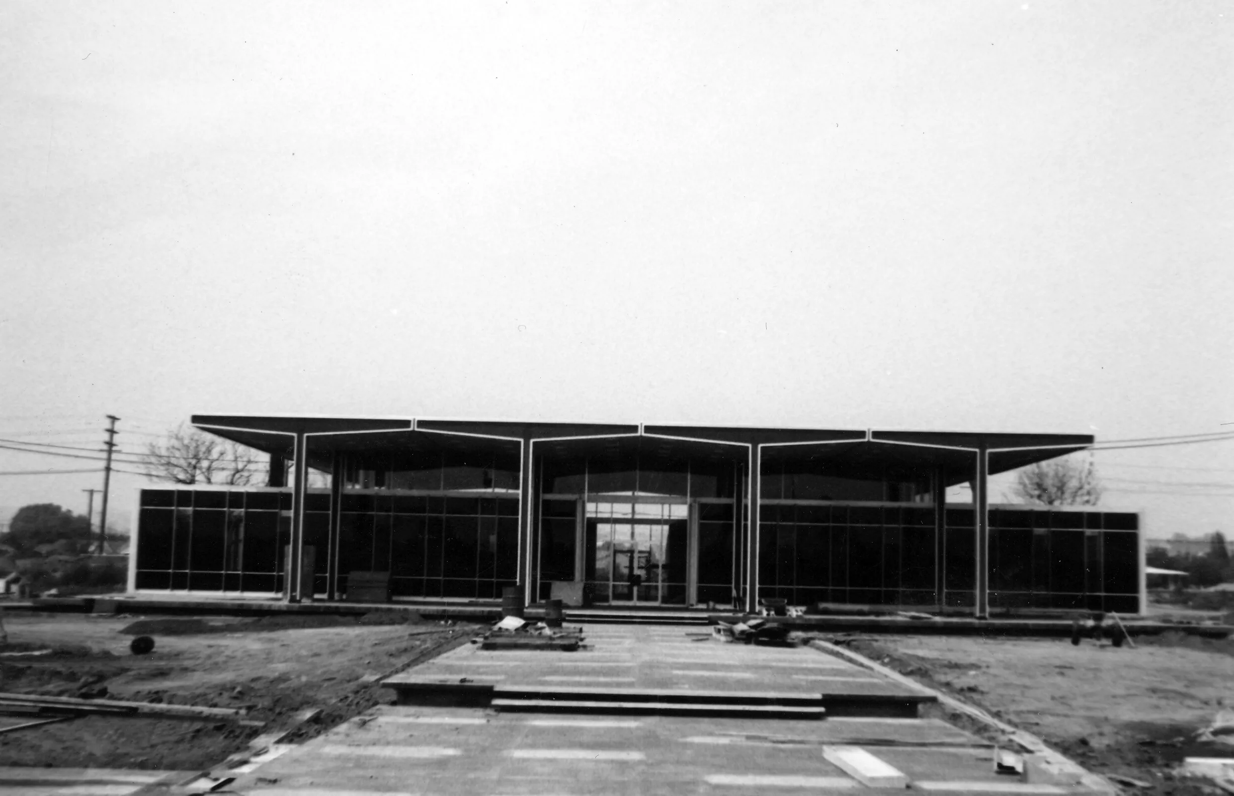 A black and white photograph of the exterior of Hunt Library in 1962.
