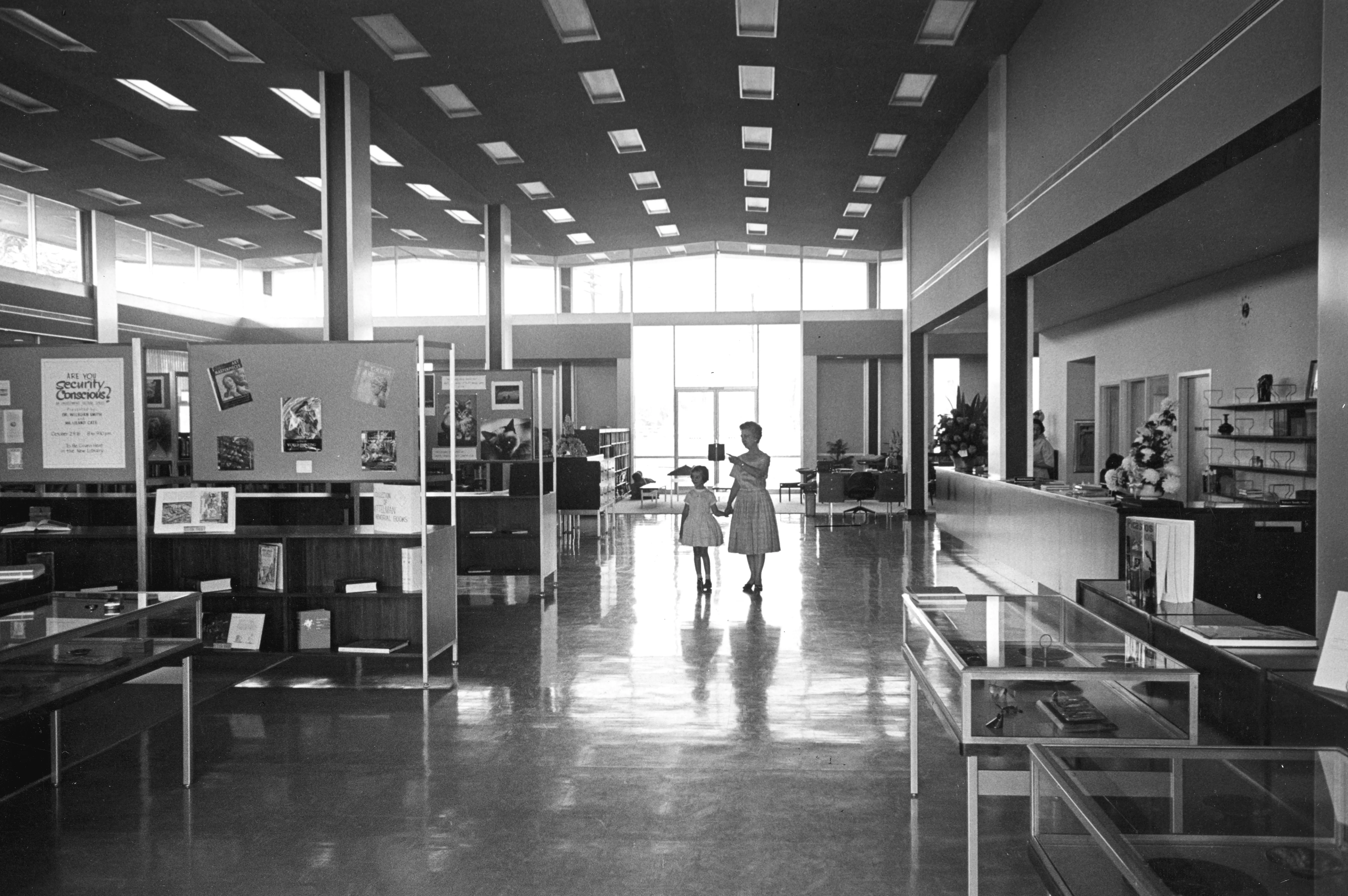 A black and white photograph of the interior of Hunt Library in 1962.