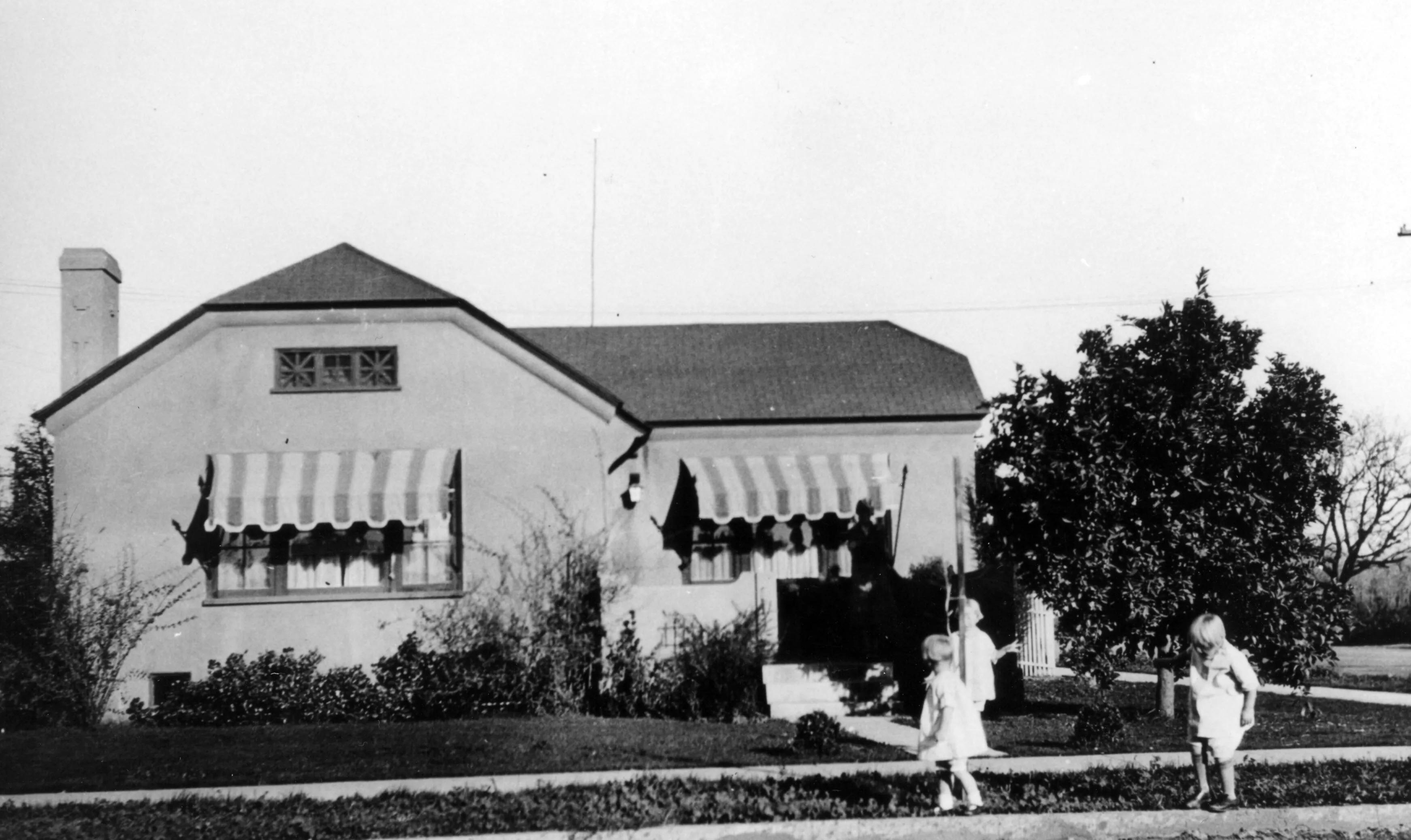 A black and white photograph of the Naylor girls in front of the James Naylor - Tom &amp; Kate Dalton House in 1928.