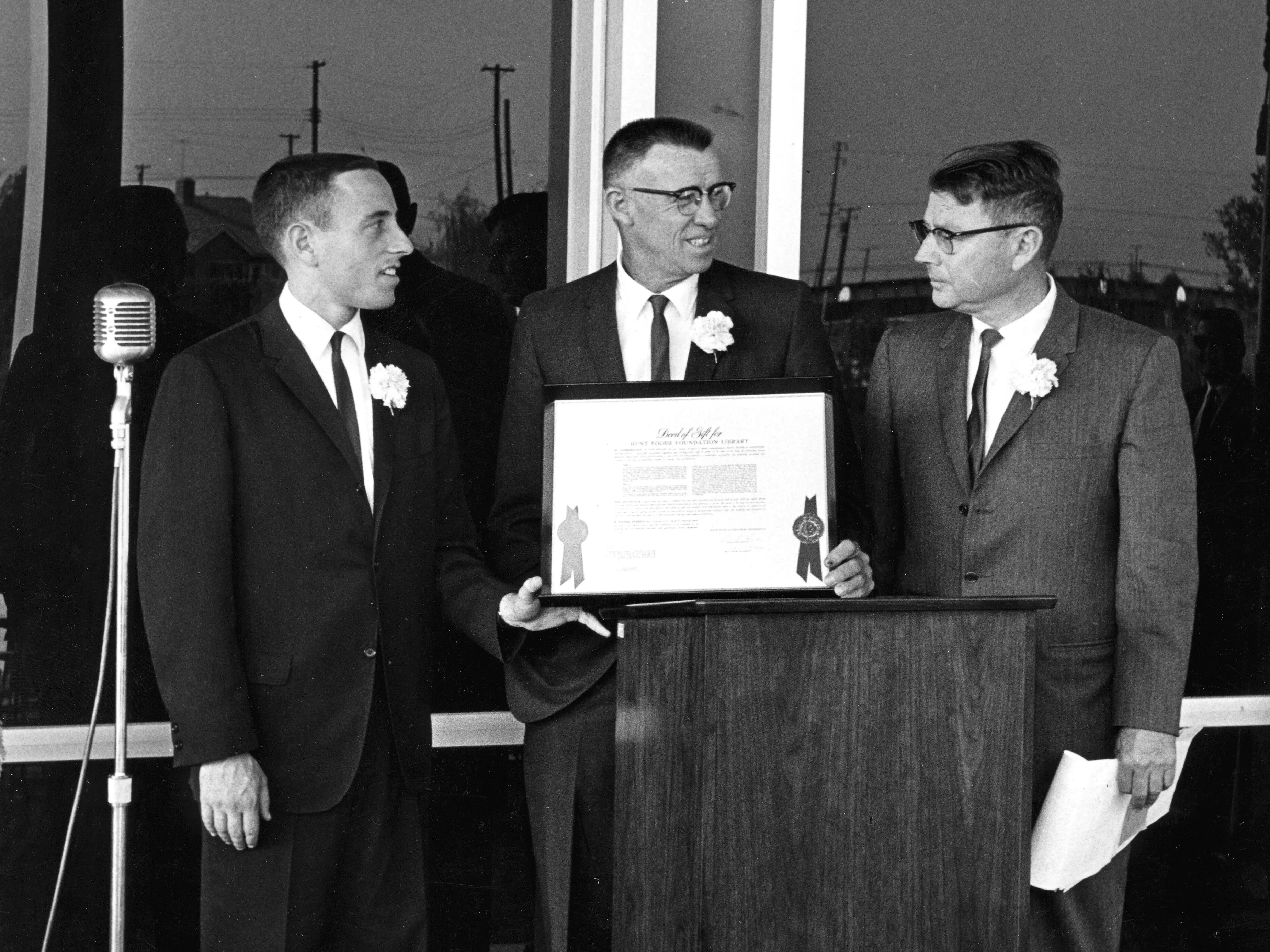 A black and white photograph of the receival of the Deed of Gift at Hunt Library in 1962.
