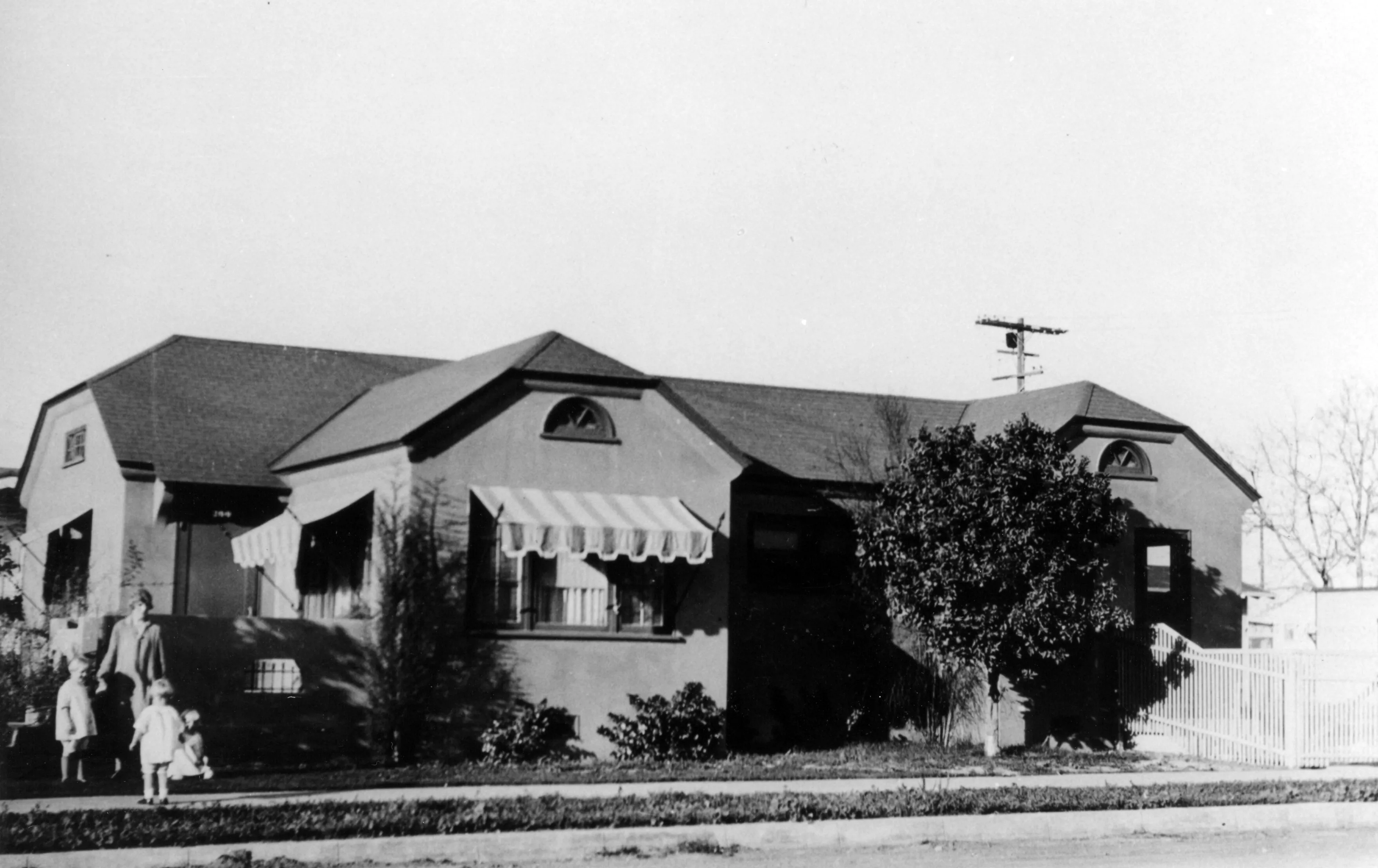 A black and white photograph of the south side exterior of the James Naylor - Tom &amp; Kate Dalton House in 1925.