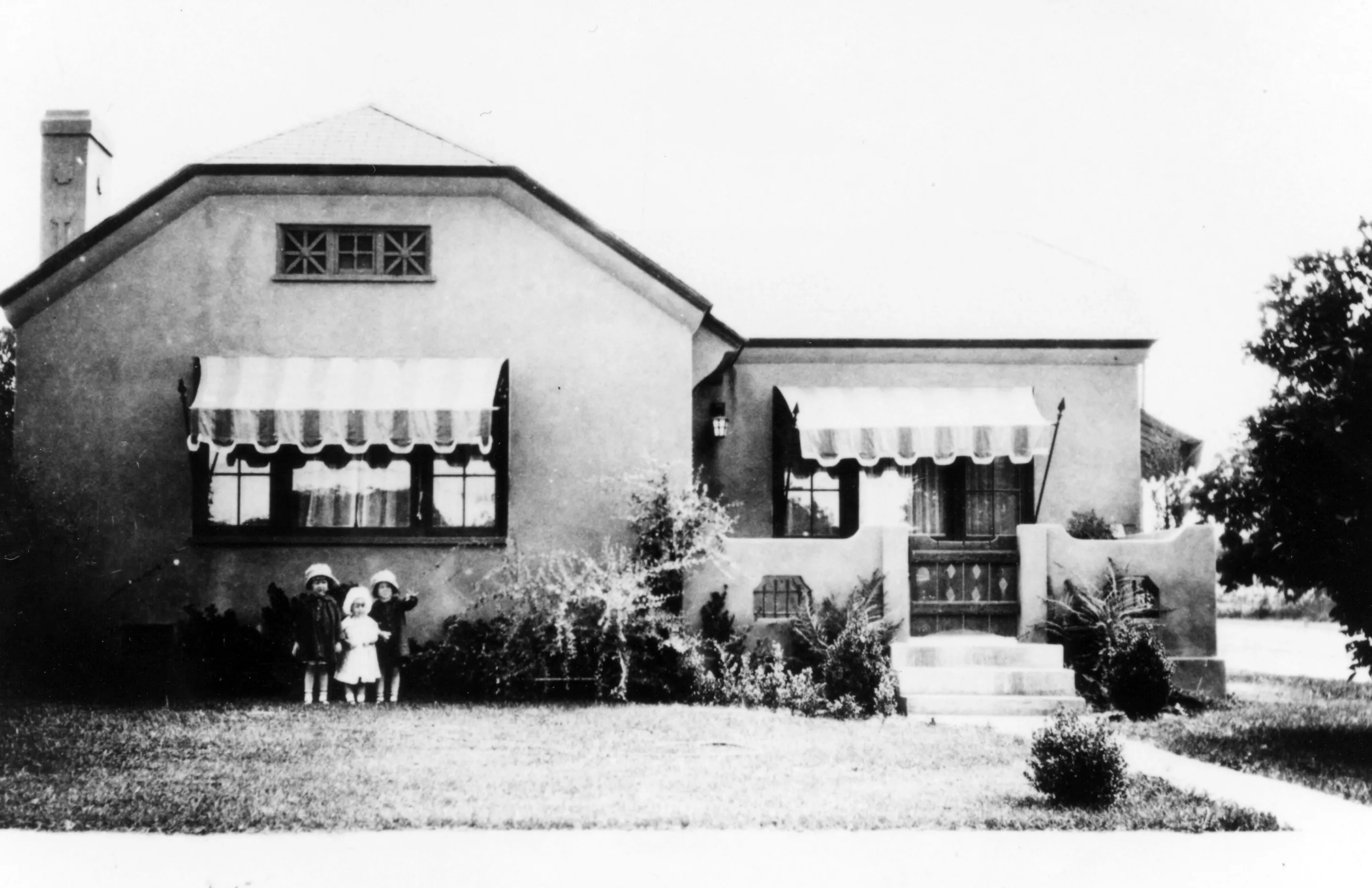 A black and white photograph of the west side exterior of the James Naylor - Tom &amp; Kate Dalton House in 1925.