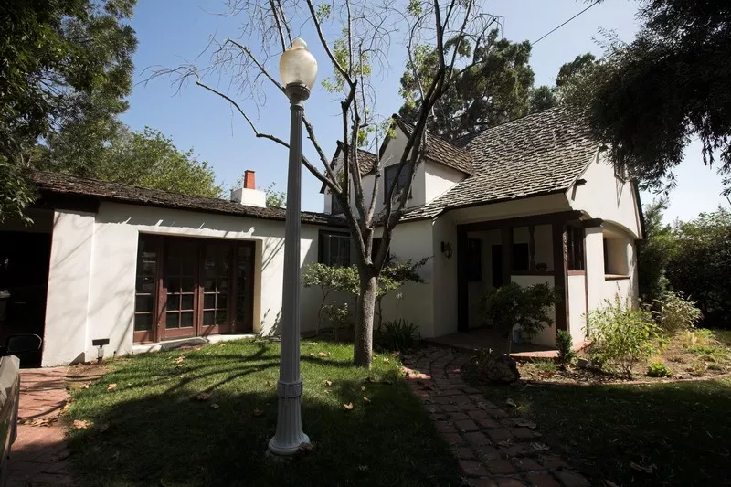 A colored photo of the front view of the Raymond Starbuck House taken in 2010.
